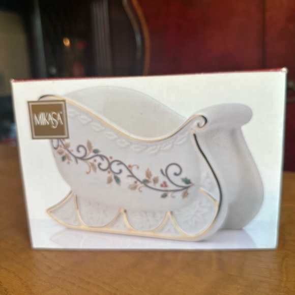 Mikasa Holly Sleigh - Picture 7 of 9